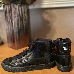 NIKE Woman’s Blazer Mid Premium (Snake Design)